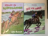 STALLET VID BJ&Ouml;RKG&Aring;RDEN Lena Ollmark + &Ouml;VER NYA HINDER Emma Nordin
