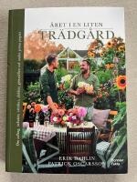 &Aring;ret i en liten tr&auml;dg&aring;rd : om odling, rabatter, v&auml;xthus, dahlior, g&ouml;mst&auml;llen och andra gr&ouml;na projekt