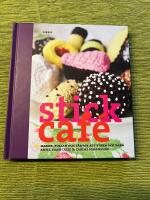 Stickcaf&eacute; : kakor, bullar och t&aring;rtor att virka och baka