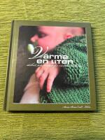 V&auml;rma en liten : stickat och virkat f&ouml;r alla v&auml;rldens bebisar