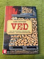 Ved : allt om huggning, stapling och torkning - och vedeldningens sj&auml;l