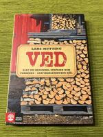 Ved : allt om huggning, stapling och torkning - och vedeldningens sj&auml;l