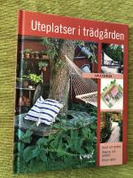 Uteplatser i tr&auml;dg&aring;rden : huset och tomten, sk&auml;rmar och spalj&eacute;er, val av v&auml;xter