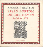 Resan bortom de tre haven 1466-1472. Resan gick t.o.r. mellan Tver vid Volga i Ryssland och Indien.  Originaltitel: Cho?denie za tri morj. &Ouml;vers&auml;ttning fr&aring;n ryska av Greta Hjelm som &auml;ven skrivit inledning. Illustrationer av konstn&auml;ren Svenolov Ehr&eacute;n. 11 originallinoleumsnitt tryckta direkt fr&aring;n konstn&auml;rens stockar.