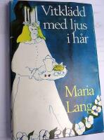 Vitkl&auml;dd med ljus i h&aring;r