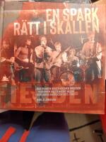 En spark r&auml;tt i skallen : n&auml;r punken krockade med proggen &ndash; historien om Fiendens Musik och Lunds rockscen 1977&ndash;1981