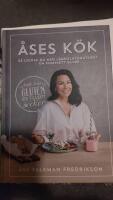 &Aring;ses k&ouml;k : s&aring; lyckas du med l&aring;gkolhydratkost - en komplett guide