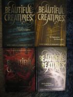 Beautiful Creatures, fyra delar: 1. M&ouml;rka dr&ouml;mmar, livsfarlig k&auml;rlek; 2. Sv&aring;ra val, magiska hemligheter; 3.Det h&ouml;gsta priset, det st&ouml;rsta offret; 4. Den sista pr&ouml;vningen