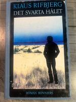 Det svarta h&aring;let : [roman]