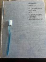 Kl&auml;dedr&auml;ktens historia. Den v&auml;sterl&auml;ndska dr&auml;kten genom 20000 &aring;r