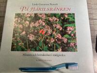 P&aring; fj&auml;rilsb&auml;nken : minnen och betraktelser i tr&auml;dg&aring;rden