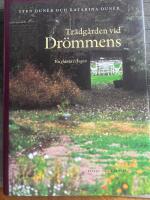 Tr&auml;dg&aring;rden vid Dr&ouml;mmens : En gl&auml;nta i skogen