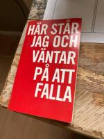 H&auml;r st&aring;r jag och v&auml;ntar p&aring; att falla : heml&ouml;sa dikter