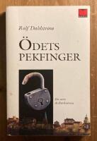 &Ouml;dets pekfinger : en sorts deckarhistoria