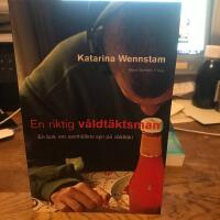 En riktig v&aring;ldt&auml;ktsman : en bok om samh&auml;llets syn p&aring; v&aring;ldt&auml;kt