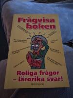 Fr&aring;gvisa boken - Roliga fr&aring;gor - l&auml;rorika svar!