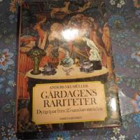 G&aring;rdagens rariteter : dyrgripar fr&aring;n 25 samlaromr&aring;den