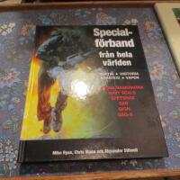 Specialf&ouml;rband fr&aring;n hela v&auml;rlden : taktik, historia, strategi, vapen : [Gr&ouml;na baskrarna, Navy Seals, Spetsnaz, SAS, GIGN, GSG-9]