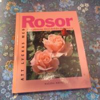 Att lyckas med rosor : [ink&ouml;p, plantering, sk&ouml;tsel, skadedjur, f&ouml;r&ouml;kning m.m.]