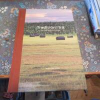 Tradition i tr&auml; : en resa genom Sverige = Traditions in wood : a journey through Sweden