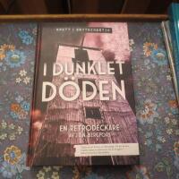 I dunklet d&ouml;den : en retrodeckare