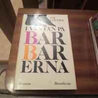 I v&auml;ntan p&aring; barbarerna : [roman]