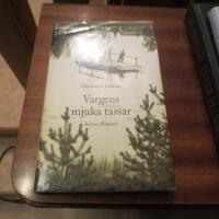 Vargens mjuka tassar : [roman]