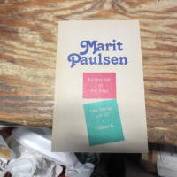 en liten bok i en stor fr&aring;ga