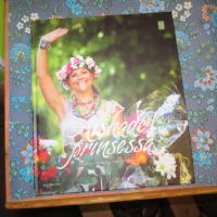 &Auml;lskade prinsessa : en resa i bilder genom Victorias liv