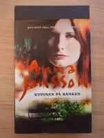 Kvinnan p&aring; b&auml;nken