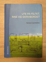 Ute p&aring; f&auml;ltet, inne vid skrivbordet