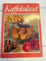 Kaffekalaset : sm&aring;br&ouml;d, mjuka kakor, fina kakor, t&aring;rtor, vetebr&ouml;d, julbr&ouml;d