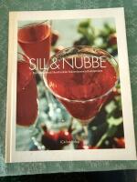 Sill & nubbe - en svensk ritual : hemkryddat br&auml;nnvin, mat och snapsvisor
