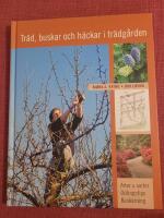 Tr&auml;d, buskar och h&auml;ckar i tr&auml;dg&aring;rden : arter & sorter, odlingstips, besk&auml;rning