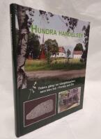 Hundra h&auml;ndelser : tidens g&aring;ng i en v&auml;stg&ouml;tasocken som blev tv&aring; - Forsby och &Ouml;m