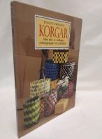 Korgar : fl&auml;ta sj&auml;lv av wellpapp, tidningspapper och plastband