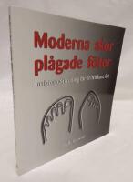 Moderna skor - pl&aring;gade f&ouml;tter : insikter och tr&auml;ning f&ouml;r en friskare fot