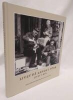 Livet p&aring; landet f&ouml;rr : livet i byn