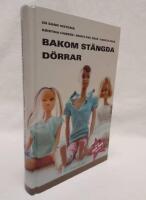 Bakom st&auml;ngda d&ouml;rrar