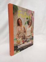 Husmorsorna presenterar festmat : [recept, vin, skratt och inspiration] / Emma Hamberg & Anette Rosvall ; foto: Jenny Grimsg&aring;rd