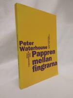 Pappren mellan fingrarna