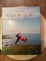 Yoga p&aring; djupet : funktionella &ouml;vningar i naturen