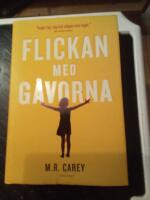 Flickan med g&aring;vorna