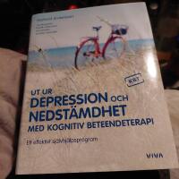 Ut ur depression och nedst&auml;mdhet med kognitiv beteendeterapi : ett effektivt sj&auml;lvhj&auml;lpsprogram