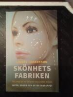 Sk&ouml;nhetsfabriken : f&ouml;lj med p&aring; en l&auml;kares resa under kniven