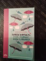 Ingen normal st&aring;r i regnet och sjunger