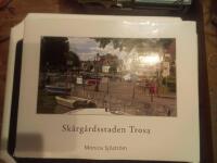 Sk&auml;rg&aring;rdsstaden Trosa : [en vandri[n]g i staden under &aring;rets skiftande dagar]