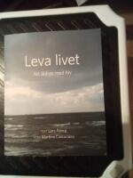 Leva livet  : att &aring;ldras med hiv