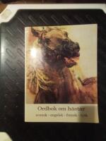 Ordbok om h&auml;star : svensk-engelsk-fransk-tysk