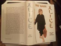 Alice : mellan tv&aring; v&auml;rldar